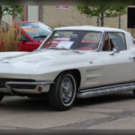 La llegada del Chevrolet Corvette Stingray en 1963 marcó un antes y un después en los deportivos estadounidenses. Su característica luneta trasera dividida, sus formas musculosas y sus líneas afiladas introdujeron un lenguaje visual mucho más agresivo y emocional. Este modelo ayudó a consolidar la imagen de los deportivos americanos y continúa siendo una de las generaciones más admiradas del Corvette.