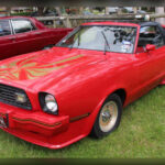 Cuando llegó al mercado en 1974, el Ford Mustang II recibió numerosas críticas por alejarse del concepto tradicional del Mustang. Décadas después, muchos aficionados comenzaron a apreciar su importancia histórica y su papel durante una época complicada para la industria automotriz. Su creciente rareza y el interés por los vehículos de los años 70 han impulsado notablemente su valor.