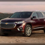 El Chevrolet Traverse figura con frecuencia entre los SUV más cuestionados por algunos mecánicos independientes. Diversos propietarios reportaron problemas relacionados con el estiramiento prematuro de la cadena de distribución en motores V6, una avería que puede afectar la sincronización del motor. Además, determinadas generaciones también registraron incidencias recurrentes en la transmisión automática, aumentando los gastos de mantenimiento a largo plazo.