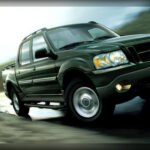 El Ford Explorer Sport Trac fue una propuesta adelantada a su tiempo. Lanzado en el año 2000, combinaba la comodidad de un SUV con la versatilidad de una pickup gracias a una caja de carga integrada. Aunque desapareció en 2010, el concepto ha demostrado ser válido con modelos actuales como la Honda Ridgeline. Con la popularidad que siguen teniendo las camionetas en Estados Unidos, una reinterpretación moderna del Sport Trac podría encontrar un público muy amplio.