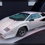 El Lamborghini Countach redefinió el concepto de superdeportivo en la década de 1970. Sus formas angulosas, las famosas puertas de tijera y un imponente motor V12 crearon una imagen que parecía llegada del futuro. Incluso hoy, su presencia sigue siendo impactante y continúa inspirando el diseño de numerosos superdeportivos modernos.