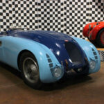 Bugatti decidió transformar su elegante Type 57 en una auténtica máquina de competición para conquistar Le Mans. El resultado fue el espectacular Type 57G Tank, caracterizado por una carrocería completamente carenada diseñada para maximizar la eficiencia aerodinámica. Esta solución permitió alcanzar mayores velocidades en las largas rectas del circuito francés y sentó las bases para futuras innovaciones en competición.