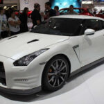 El lanzamiento del Nissan GT-R R35 coincidió con una etapa en la que la electrónica comenzaba a transformar radicalmente el rendimiento de los automóviles. Su avanzado sistema de tracción total y sus sofisticados controles electrónicos permitían alcanzar prestaciones de superdeportivo por una fracción del precio de sus rivales europeos. El GT-R demostró que la tecnología podía ser tan importante como la potencia bruta.