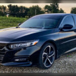 El Honda Civic destaca por ofrecer un equilibrio casi perfecto entre economía de combustible y resistencia mecánica. Es especialmente popular entre conductores que recorren largas distancias cada año, ya que puede acumular un elevado kilometraje manteniendo un funcionamiento fiable durante mucho tiempo.