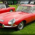 Considerado por muchos como uno de los automóviles más bellos jamás fabricados, el Jaguar E-Type de 1967 también sorprendió por sus prestaciones. Su motor de seis cilindros en línea y 4,2 litros desarrollaba 265 CV, suficientes para alcanzar los 240 km/h. Su combinación de ligereza, aerodinámica y precisión lo convirtió en una referencia tanto en carretera como en competición.