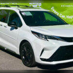 La Toyota Sienna no suele aparecer en las listas de los vehículos más deseados, pero para muchas familias termina siendo una de las mejores decisiones posibles. Su enorme espacio interior, las puertas correderas y la eficiencia de su sistema híbrido la convierten en una compañera ideal para el día a día. La durabilidad demostrada por Toyota en este modelo ayuda además a garantizar años de uso sin grandes preocupaciones.