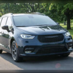 Las populares Chrysler Pacifica y Voyager se producen íntegramente en Windsor, Ontario, Canadá. Esta histórica fábrica lleva construyendo vehículos del grupo Chrysler desde hace casi un siglo y actualmente es el corazón de la producción global de las únicas minivans que permanecen en la gama de Chrysler, incluyendo la versión híbrida enchufable de la Pacifica.