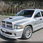Pocas camionetas han sido tan extremas como la Dodge Ram SRT-10. Bajo el capó escondía el mismo motor V10 de 8,3 litros utilizado por el Dodge Viper, desarrollando 500 caballos de potencia. Su producción limitada entre 2004 y 2006, junto con unas prestaciones impresionantes, la han convertido en una auténtica leyenda entre las pick-ups de altas prestaciones.