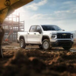 En un mercado donde los precios de los vehículos siguen aumentando, la eficiencia es cada vez más importante. Chevrolet tampoco ha facilitado estimaciones de consumo para ninguna de las motorizaciones de la Silverado 2027. Esta información será especialmente relevante para comparar el rendimiento de los nuevos V8 frente a opciones híbridas como la Ford F-150 PowerBoost o la Toyota Tundra i-FORCE MAX.