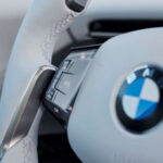 La gran novedad tecnológica del iX3 es el sistema Heart of Joy, una nueva arquitectura electrónica que integra la gestión de los motores eléctricos, los frenos y otros sistemas dinámicos en una única unidad de control. Gracias a esta solución, las frenadas son mucho más suaves y precisas, eliminando las brusquedades que suelen aparecer en algunos vehículos eléctricos durante las detenciones.