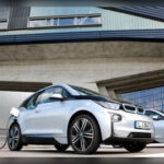 Uno de los puntos más relevantes del nuevo modelo es su autonomía. El BMW i3 eléctrico promete hasta 440 millas (aproximadamente 710 km) con una sola carga, una cifra que lo sitúa directamente en la pelea con los eléctricos de mayor alcance del mercado y refuerza su atractivo frente a rivales premium.