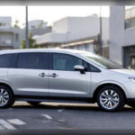 El Chevrolet Traverse destaca por ofrecer una cabina amplia y un enfoque familiar, aunque comparte varios problemas mecánicos con el GMC Acadia. Entre los más frecuentes aparecen desgastes prematuros en la cadena de distribución y fallos en componentes del tren motriz, elementos que pueden generar importantes gastos de reparación.