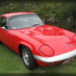 El Lotus Elan Series 2 reflejaba a la perfección la filosofía de Colin Chapman basada en la ligereza extrema y la eficiencia. Gracias a un peso muy reducido y a una puesta a punto excepcional, ofrecía una agilidad difícil de igualar. Su extraordinaria precisión de dirección y su equilibrio dinámico han servido de inspiración para numerosos deportivos modernos, consolidándolo como una de las referencias históricas en materia de conducción deportiva.