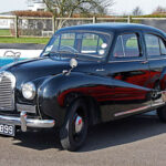 Lanzado en 1952, el Austin Somerset destacó por adoptar un diseño claramente influenciado por los automóviles estadounidenses de la época. Su producción fue breve, ya que poco después fue sustituido por el A40 Cambridge, pero su denominación también comparte origen con un condado inglés y con un nombre utilizado ocasionalmente por distintas personalidades históricas británicas, especialmente escritores y figuras públicas.