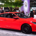 El Honda Civic Si 2020 salió al mercado con un precio de 24.602 dólares, pero algunas unidades de segunda mano llegaron a venderse por 31.998 dólares. El éxito comercial de la décima generación del Civic y la escasez de vehículos disponibles hicieron que este modelo incrementara su valor en aproximadamente 7.000 dólares respecto a su tarifa original.