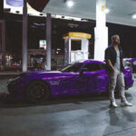 El Dodge Viper ACR llevó al límite el concepto del deportivo americano gracias a un enorme motor, una aerodinámica desarrollada para circuito y unas prestaciones capaces de rivalizar con deportivos europeos mucho más caros. Aunque su producción fue limitada, dejó una huella imborrable como uno de los coches más radicales jamás fabricados por Dodge.