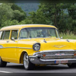 El Chevrolet Bel Air de 1957 combinó un diseño lleno de cromados, grandes aletas traseras y motores V8 con la practicidad de un coche familiar. Su imagen elegante y sus buenas prestaciones lo convirtieron en uno de los modelos más deseados de la década de los cincuenta, siendo hoy uno de los grandes iconos de la industria automovilística estadounidense.