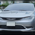 Con el Chrysler 200, la marca estadounidense intentó recuperar protagonismo en el segmento de las berlinas apostando por un diseño elegante, un interior moderno y una importante inversión tecnológica. Sin embargo, el reducido espacio en las plazas traseras y la fuerte competencia de fabricantes japoneses impidieron que alcanzara el éxito esperado, desapareciendo pocos años después.