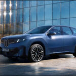 El BMW iX3 también estrena una nueva generación de baterías cilíndricas suministradas por EVE Energy, sustituyendo las celdas prismáticas utilizadas hasta ahora. Según BMW, ofrecen un 20 % más de densidad energética, además de mejorar un 30 % la autonomía y la velocidad de carga. El SUV puede recorrer hasta 379 millas con una sola carga y recuperar del 10 % al 80 % de la batería en apenas 21 minutos mediante carga rápida en corriente continua. Además, incorpora de serie la función Vehicle-to-Load, que permite alimentar dispositivos eléctricos externos.