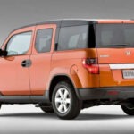 Presentado en Estados Unidos en 2003, el Honda Element fue concebido para atraer a un público joven gracias a soluciones prácticas como suelo lavable, materiales resistentes y las características puertas traseras de apertura inversa. Sin embargo, quienes realmente lo adoptaron fueron los amantes de las actividades al aire libre y los conductores que buscaban un vehículo funcional y extremadamente versátil, cualidades que con el paso del tiempo terminaron convirtiéndolo en un auténtico modelo de culto.