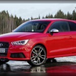 El Audi S1 elevó el concepto del utilitario deportivo gracias a su motor 2.0 turbo de más de 220 CV y el sistema de tracción total Quattro, capaz de catapultarlo de 0 a 100 km/h en menos de 6 segundos. A pesar de su rendimiento, no llegó a EE.UU. por costes de adaptación y falta de demanda en el segmento.