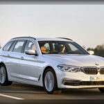 El BMW 2 Series Active Tourer fue un cambio radical en la historia de la marca al introducir la tracción delantera y un formato tipo monovolumen compacto. Diseñado para el entorno urbano europeo, su planteamiento práctico y su tamaño reducido no convencieron al consumidor estadounidense.