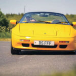 El Lotus Elan M100 rompió la tradición de la marca al apostar por la tracción delantera en un deportivo ligero. Su chasis sofisticado y su comportamiento equilibrado lo hacían muy eficaz, aunque su concepto dividió a los puristas de Lotus por alejarse de la tracción trasera clásica.