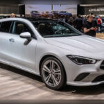 Aunque presume de una imagen moderna y un interior premium, el Mercedes-Benz CLA no siempre ha estado a la altura en materia de fiabilidad. Diversos propietarios han reportado problemas de motor, transmisión y acabados interiores antes de alcanzar los 80.000 kilómetros, generando costes de reparación elevados para un modelo que debería destacar por su calidad.
