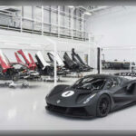 Lotus llevó décadas de experiencia en ingeniería ligera al terreno de la movilidad eléctrica con el Evija. Este espectacular modelo desarrolla 2.011 CV y puede alcanzar los 300 km/h en apenas 9,2 segundos, situándose entre los eléctricos más potentes jamás fabricados. Su avanzada aerodinámica y su peso relativamente contenido para un vehículo eléctrico lo convierten en una referencia absoluta dentro del segmento.