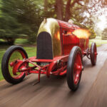 El legendario Fiat S76, conocido como “La Bestia de Turín”, fue diseñado exclusivamente para batir récords de velocidad. Su gigantesco motor de 28,4 litros le permitió alcanzar 132,37 mph en Bélgica, una cifra extraordinaria para la época. Aunque la marca nunca consiguió homologar oficialmente el registro, el S76 se convirtió en uno de los vehículos más impresionantes y espectaculares de la historia del automóvil.