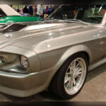 El Ford Mustang Eleanor de 1967 alcanzó la fama mundial gracias al cine y se convirtió en uno de los restomod más reconocibles de la historia. Su característica pintura gris con franjas negras, junto con una imagen agresiva y un potente motor V8 americano, han hecho que millones de aficionados lo consideren uno de los muscle cars más deseados jamás creados.