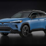 El Toyota Corolla Cross Hybrid combina un motor de gasolina de 2,0 litros con un sistema eléctrico para alcanzar una potencia conjunta de 196 CV. Gracias a esta mecánica híbrida, consigue acelerar con soltura y ofrecer consumos muy reducidos, además de incorporar tracción total electrónica de serie en todas las versiones.