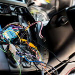 Aunque BMW ha mejorado muchos aspectos de sus vehículos en los últimos años, la marca continúa arrastrando una reputación relacionada con fallos eléctricos y averías electrónicas. Sistemas de iluminación, sensores y módulos electrónicos pueden generar incidencias que terminan elevando los costes de reparación.