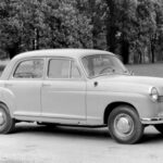 Mientras los focos suelen centrarse en deportivos legendarios, fue el modesto Mercedes-Benz 180 el que ayudó a reconstruir la marca alemana tras la devastación de la guerra. Su robustez, fiabilidad y construcción monocasco permitieron a Mercedes volver a la producción a gran escala. Con cerca de 270.000 unidades vendidas, el modelo devolvió a la compañía a la senda de los beneficios.