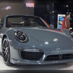 El Porsche 911 Turbo S demuestra que la velocidad no está reñida con la usabilidad diaria. Su motor bóxer de seis cilindros y 3,8 litros produce 640 CV, suficientes para alcanzar los 100 km/h desde parado en solo 2,6 segundos. Además, su sistema de tracción total y su refinado chasis ofrecen una precisión de conducción difícil de igualar.
