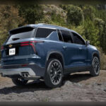 La última generación del Chevrolet Traverse llegó con una profunda renovación que mejoró prácticamente todos los aspectos del vehículo. El SUV ganó calidad interior, estrenó un sistema multimedia más moderno y aumentó su funcionalidad para el uso familiar. Además, adoptó una imagen más robusta y aventurera que le permite competir mejor en un mercado donde el diseño juega un papel cada vez más importante.