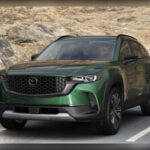 El Mazda CX-50 Hybrid demuestra que un SUV eficiente también puede ofrecer una experiencia de conducción atractiva. Disponible por menos de 35.000 dólares, incorpora tracción total electrónica e-AWD y una autonomía total cercana a las 551 millas. Además, mantiene el comportamiento dinámico característico de Mazda junto a un consumo muy competitivo.