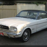 El Ford Mustang revolucionó el mercado en 1964 con una fórmula que sigue vigente hoy en día: capó largo, parte trasera corta y una postura deportiva inconfundible. Su diseño transmitía potencia, libertad y juventud, creando un segmento completamente nuevo dentro de la industria. La influencia del Mustang fue tan profunda que sus proporciones se convirtieron en el modelo a seguir para innumerables deportivos y muscle cars posteriores.