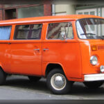 El legendario Volkswagen Type 2 Bus pasó de ser un sencillo vehículo de transporte a convertirse en uno de los clásicos más deseados del mercado. Su estrecha relación con la cultura hippie, los viajes por carretera y el estilo de vida aventurero ha disparado la demanda. Las unidades restauradas o conservadas en estado original alcanzan actualmente precios que hace apenas dos décadas parecían impensables.
