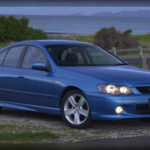 El Ford Falcon fue uno de los modelos más importantes en la historia global de la marca. Nació como un compacto económico en Estados Unidos durante los años 60, pero alcanzó estatus de leyenda en Australia gracias a sus versiones de tracción trasera y motores V8. Modelos como el XB Falcon, inmortalizado por la saga Mad Max, ayudaron a convertirlo en un auténtico icono cultural. En una época donde los deportivos tradicionales están desapareciendo, el Falcon podría ser el candidato ideal para recuperar el espíritu clásico de los muscle cars.