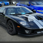 El Ford GT de 2005 y 2006 fue una reinterpretación moderna del legendario GT40 que derrotó a Ferrari en Le Mans. Con un motor V8 sobrealimentado, diseño espectacular y prestaciones de primer nivel, se convirtió inmediatamente en un objeto de deseo. Su producción limitada y su elevado precio restringieron las ventas, pero precisamente esa exclusividad terminó reforzando su estatus como uno de los superdeportivos americanos más importantes del siglo XXI.
