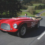 La edición de 1949 marcó un momento histórico para Ferrari. El Ferrari 166MM, equipado con un motor V12 de 2.0 litros, logró la primera victoria absoluta de la marca en Le Mans. Aquel triunfo no solo confirmó el potencial de la joven compañía fundada por Enzo Ferrari, sino que inició una relación legendaria entre la escudería italiana y una de las carreras más prestigiosas del mundo.