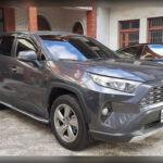 Mucho antes de que los SUV compactos dominaran las ventas globales, el Toyota RAV4 ya ofrecía una combinación ideal de practicidad, eficiencia y comodidad. Su enfoque, más cercano al comportamiento de un turismo que al de un todoterreno tradicional, encajó perfectamente con las nuevas necesidades de los consumidores. Sin saberlo, Toyota ayudó a crear uno de los segmentos más importantes del mercado actual.