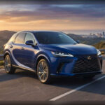 Dentro del segmento premium, el Lexus RX continúa siendo uno de los SUV más fiables del mercado. Su interior refinado, la elevada calidad de fabricación y la suavidad de conducción lo convierten en una alternativa muy atractiva para quienes buscan lujo sin renunciar a la durabilidad. La gama 2026 arranca en torno a los 52.000 dólares.