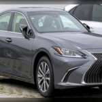 El Lexus ES demuestra que un sedán premium también puede ser extremadamente duradero. Gracias a la ingeniería compartida con Toyota, este modelo combina elevados niveles de confort y refinamiento con una excelente reputación en cuanto a fiabilidad, además de unos costes de mantenimiento más bajos de lo habitual en el segmento de lujo.