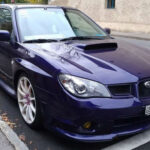 El Subaru Impreza WRX STI se ganó una legión de seguidores gracias a la combinación de un motor bóxer turboalimentado y la reconocida tracción total simétrica de Subaru. Inspirado directamente en los coches de rally de la marca, ofrecía unas prestaciones impresionantes en cualquier superficie y unas sensaciones de conducción muy características. Su sonido inconfundible y su agresivo comportamiento siguen siendo parte de su leyenda.