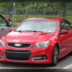 Cuando llegó al mercado, el Chevrolet SS pasó prácticamente desapercibido para gran parte del público. Sin embargo, escondía una combinación muy poco habitual: motor V8 atmosférico, tracción trasera y una carrocería de berlina práctica y discreta. Con el paso de los años, su producción limitada y sus excelentes cualidades dinámicas han disparado el interés de coleccionistas y entusiastas.