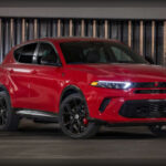 El Dodge Hornet rompe completamente con la imagen tradicional de la marca. Este SUV compacto se fabrica en Pomigliano d'Arco, Italia, compartiendo plataforma y gran parte de su desarrollo con el Alfa Romeo Tonale. Gracias a esta colaboración dentro del grupo Stellantis, Dodge ofrece uno de los SUV más deportivos de su segmento con un origen totalmente europeo.
