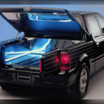 La Lincoln Blackwood fue un experimento tan atrevido como exclusivo. Lanzada en 2002, apenas se fabricaron unas 3.400 unidades. Combinaba el confort de una berlina de lujo con la estética de una camioneta premium, incluyendo tapicería de cuero, inserciones de madera y un compartimento de carga cubierto eléctricamente.