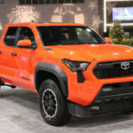 En el extremo opuesto de la clasificación aparecen Toyota y Subaru. Toyota logra la mejor puntuación del estudio con 66 sobre 100, gracias a la mejora experimentada por modelos como el Camry, Tacoma y Tundra, además de mantener una fiabilidad igual o superior a la media en toda su gama. Por su parte, Subaru ocupa la segunda posición con 63 puntos, impulsada especialmente por el excelente comportamiento del Impreza, considerado el modelo más fiable de la marca.